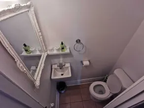 Prime location! 4 bedroom house located right next to the casino and the falls - Image 3