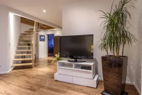 Lys oversvømmet duplex med balkon i forstaden til vinhovedstaden Würzburg - Image 2