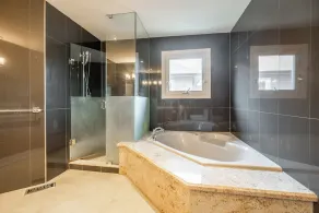 Spacious Beautiful House in Mississauga, 15 minutes from Toronto PRIME LOCATION! - Image 3