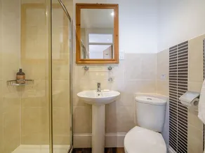 6 bedroom accommodation in Torquay - Image 5