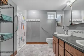 Renovated Dairy Barn – 4 Bedrooms, 5 Beds, 2.5 Baths, Huge, Accessible & Stylish - Image 3