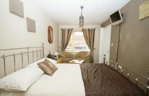 Professional Bed & Breakfast en-suite double rooms £80 per night per room. - Image 5