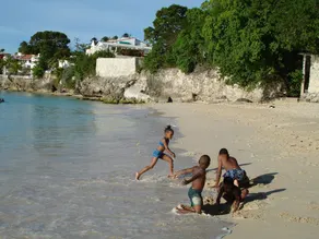 Belo apartamento de 2 quartos em St. James perto da praia e UWI com piscina. - Image 2