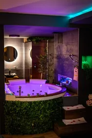 Suite-Designer-Whirlpool bath - Image 3