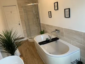 Moderne-Maison-Salle de bain privée-Terrasse - Image 3