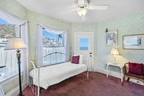 216WA: Budget-friendly Apartment in Victorian Triplex, 2 Blocks to the Beach + W - Image 3