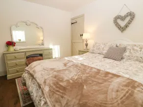 BROOK COTTAGE, pet friendly, country holiday cottage in Beaumaris - Image 4