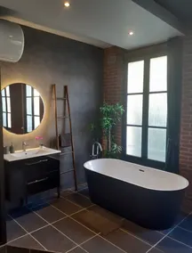 Chic castle-facing studio - Image 3