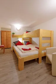 Double room, shower, toilet, facing the pool - Image 4