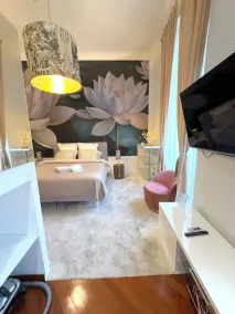 NEWLY RENOVATED CHIC & GLAMOR LARGE STUDIO - Image 2