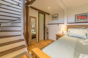 Magnifiquement restauré et converti la boîte de signal de Norfolk, maintenant un trou de boulon romantique et rural pour deux - Image 4