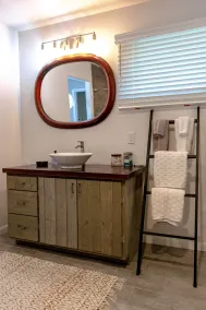 Renovated 3 bed/2.5 bath with fast wifi & 100\" projector near the BIG HOUSE! - Image 4