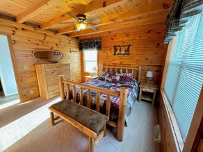 Log Cabin style lake house on Sea Lion Lake - Image 4