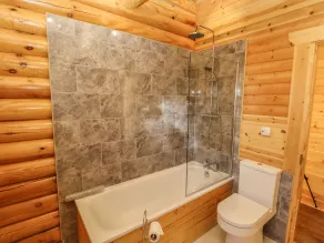 HOLLY LODGE, family friendly, with pool in Greetham, Rutland - Image 4