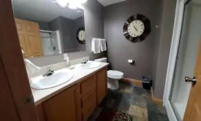 5-Acre Luxury Chalet Near Wisconsin Dells Indoor/Outdoor Spa Suite Putting Green - Image 3