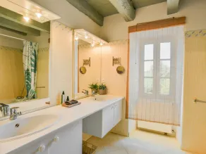 Beautiful holiday home with a shared pool - Image 4