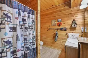 Tranquil Lakefront Log Cabin with Breathtaking Views. - Image 3