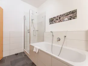 Bright and spacious apartment with in-house sauna - Image 4