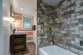 Cozy 3 Bedroom Cabin away from city yet close enough to go in with 2 KINGS - Image 4