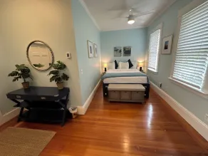 Exposed Brick 1 Bed/ 1 Bath/ Pullout Sofa/ Dog Friendly Large Suite (Sleeps 4)  Downtown Newport - Image 4