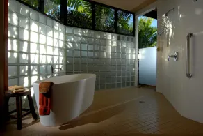 PUAKO Villa de luxe sur la plage de PUAKO, 4 chambres avec salle de bains privative + média, piscine à débordement - Image 4