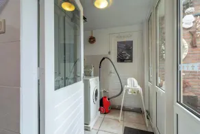 Gorgeous Holiday Home by the Beachside - Image 2