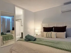 Steps from the Beach, Romantic Studio w/King Bed - Image 4