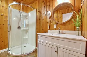Chalet de style suisse «déjà bleu» avec bain à remous extérieur - Image 4