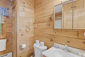 NYTT LISTNING! Lakefront stuga med vackert loft, spelrum, utsikt, privat brygga - Image 3