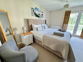 Charming Lake House nature retreat in Cotswold Water Park, South Cerney near Cirencester - Image 5