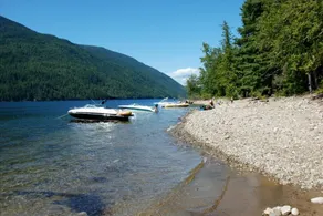 Condominio de primera clase en el lago Shuswap. Resbalón del barco incluido. 1 de septiembre disponible. - Image 5