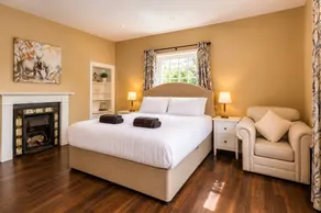 Stubbs House, Loddon, sleeps 20, 2 hot tubs - Image 4