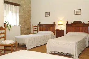 Magnifique manoir en pierre de 1100m2, immense piscine clôturée, salle de jeux, bbq, WiFi, extras! - Image 3