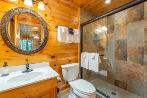 Fantastisk utsikt över soluppgången på bergen vid Dancing Bears Cabin - Image 3