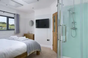 Luxury Beachfront House, Sleeps 12, Free Parking - Image 5
