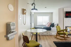 Good Vibes Only Studio Condo for 2 wifi pool WFH - Image 5