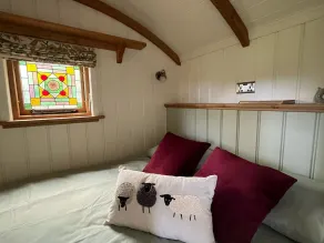 Centrally heated  5 star cosy traditionally built Shepherds Hut w/ en suite WC. - Image 4