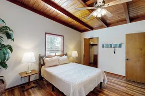 Classic Lakefront Cottage with Private Dock, Lovely Lake View, Backyard & WiFi - Image 5