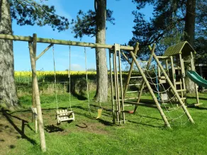 Manoir situé dans cinq hectares de jardins à la française avec parcours de golf privé - Image 2