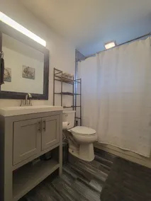 Spacious 5br/ 3ba home with 8bed - Near Airport, Downtown & Train station - Image 4