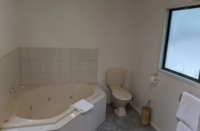 1 x Queen Bedroom Cottage with Spa - Image 3