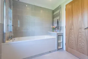 A fantastic lodge sleeping 8 with hot tub, just a short walk from Roadford Lake - Image 4