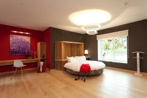 Spectacular designer house, with heated pool, 8 minutes from the beach. - Image 3