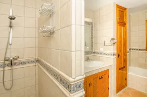 En fantastisk, nyrenoveret og renoveret 4 værelses villa med havudsigt - Image 4