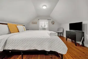 Spacious 4BR Home with Cozy Vibes in Louisville - Image 4