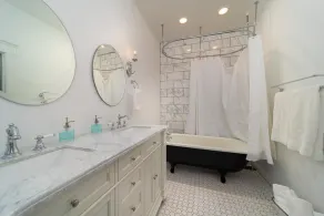 Relax at this charming, cozy DT hideaway - Pet friendly - Image 2