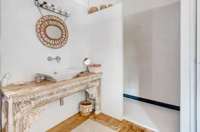 High-End Holiday Home 'Charming and Elegant Renovated Farmhouse' with Lake View, Pool, and Wi-Fi - Image 3