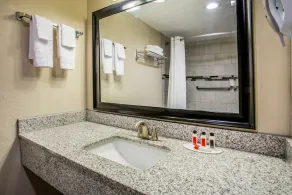 Experience the Best Hospitality in Lake City! - Image 3