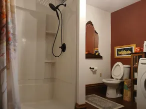 Country Home Close to City Conveniences - Image 4