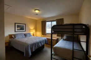 2 Bedroom Cabin- Lewis and Clark Resort - Image 4